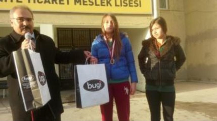Burhaniye&rsquo;de Tekvandocu Kızlara &Ouml;d&uuml;l