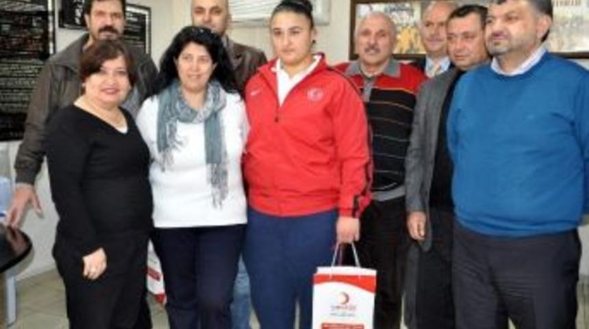 T&uuml;rk Kızılay&rsquo;dan, Milli Atlet Dereli&rsquo;ye Destek