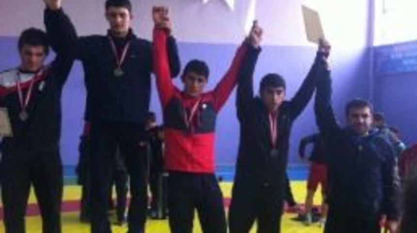 Diyarbakırlı G&uuml;reş&ccedil;ilerden &Ccedil;ifte Madalya