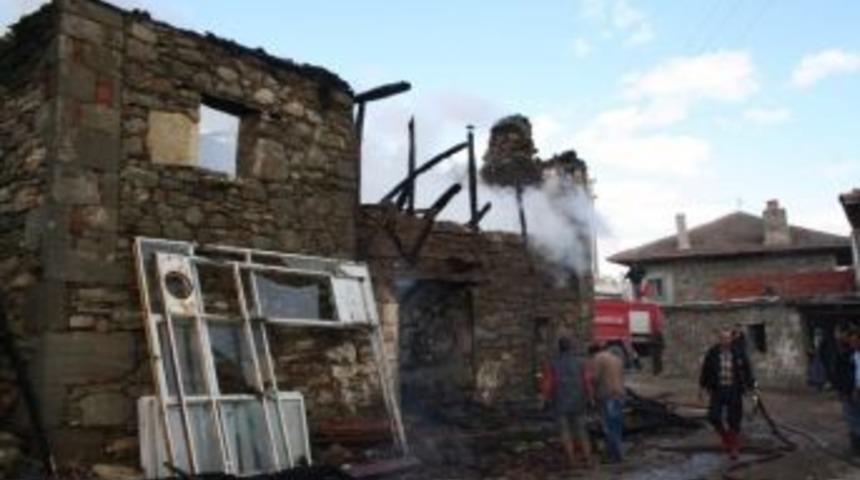 Selendi'de Ev Yangını