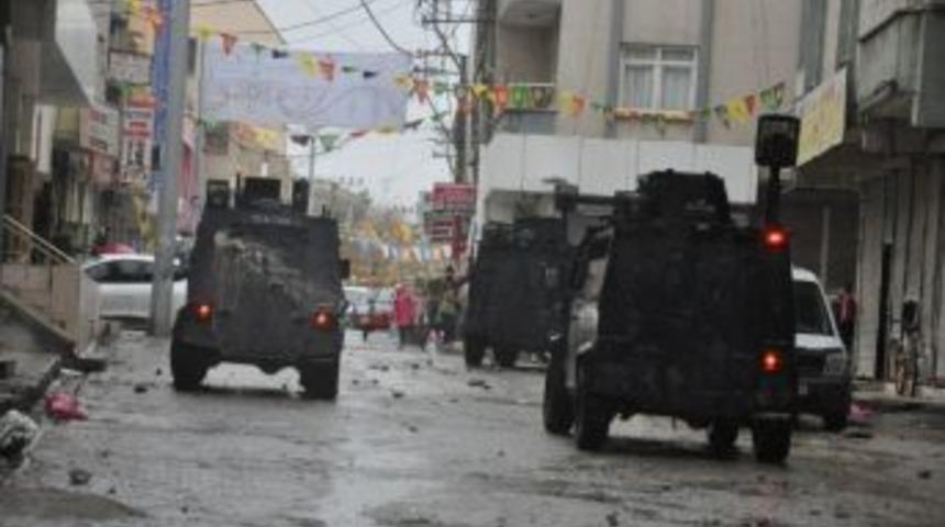 Polisten Taş Atan Gruba M&uuml;dahale