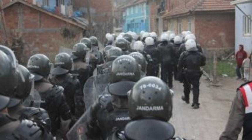 Karab&uuml;k&rsquo;te Muhtarlık Kavgası: 2 Yaralı