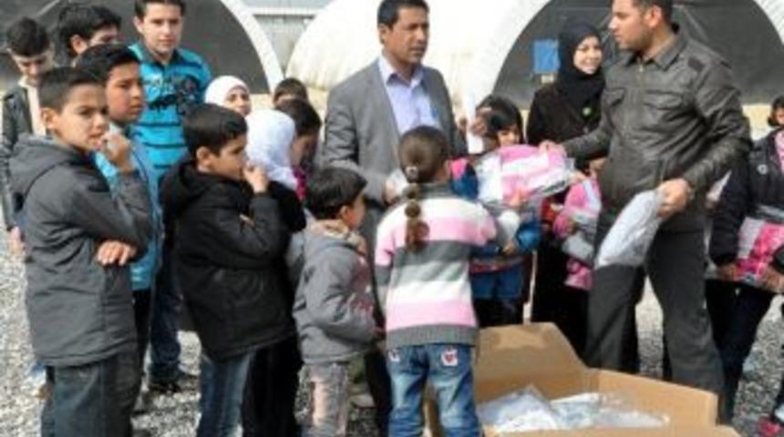 &Ccedil;adır Kenttin &Ccedil;ocuk Meclisine Spor Giyimi Dağıtıldı