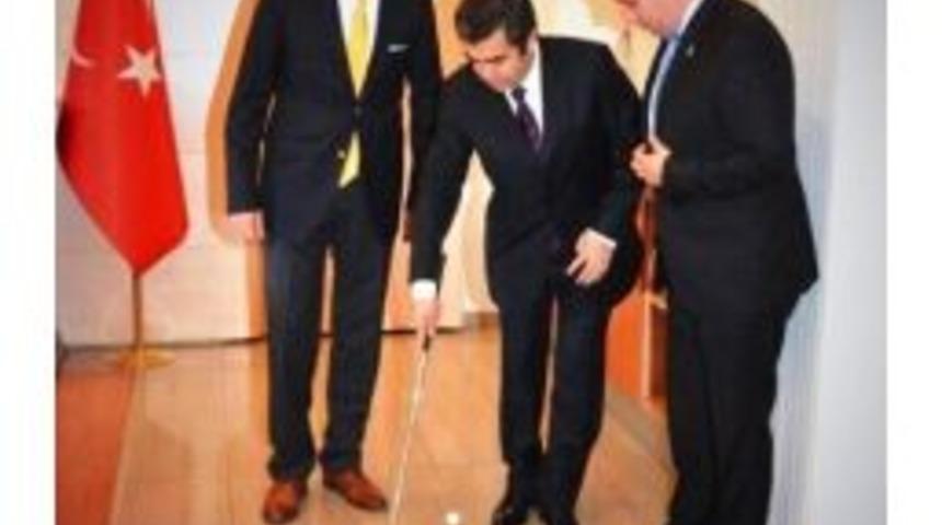 Vali D&uuml;zg&uuml;n, Makamında Golf Oynadı
