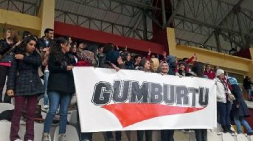 &Uuml;niversite &Ouml;ğrencileri G&uuml;mb&uuml;rt&uuml; İle G&uuml;m&uuml;şhanespor&rsquo;u Destekliyor