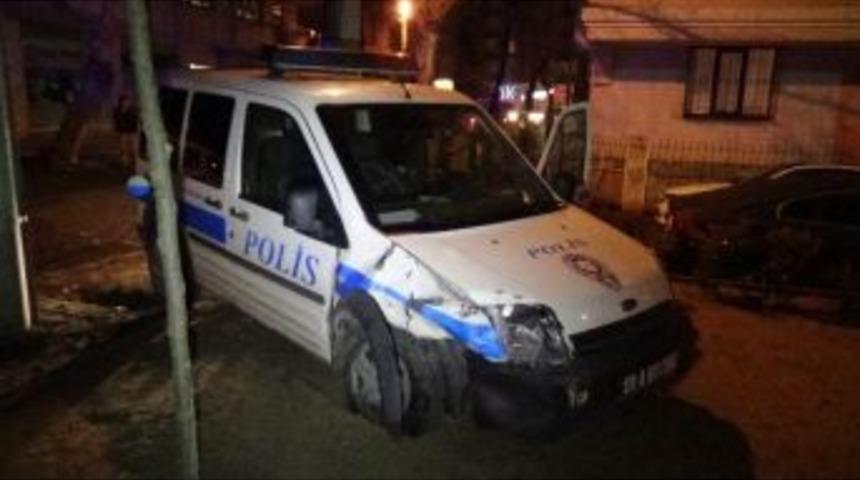 Liseli &Ouml;ğrenciler Polis Aracına &Ccedil;arptı: 2 Polis Yaralı