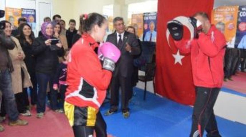 Ak Partili Kaya, Bornovalı Şampiyonları Ziyaret Etti