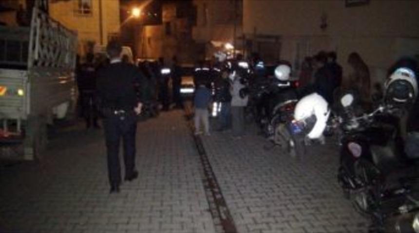Sopalı Kavganın B&uuml;y&uuml;mesini Polis &Ouml;nledi