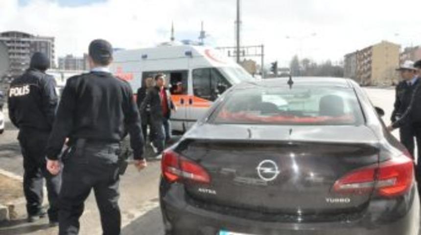 Kırmızı Işıkta Karşıya Ge&ccedil;mek İsteyen Yaşlı Şahsa Araba &Ccedil;arptı