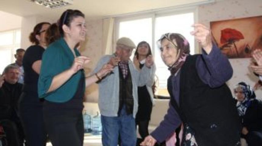 Huzurevinden Yaşlılara Doğum G&uuml;n&uuml; S&uuml;rprizi