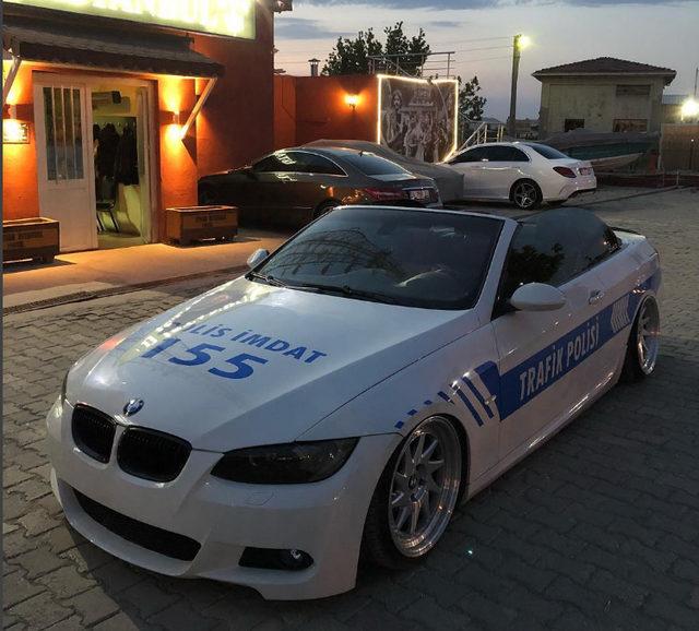 Gurbetçi, aracını polis otosu gibi giydirip, otobanda Türk bayrağı açtı