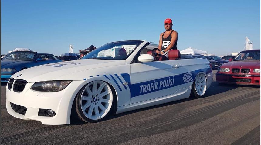 Gurbet&ccedil;i, aracını polis otosu gibi giydirip, otobanda T&uuml;rk bayrağı a&ccedil;tı