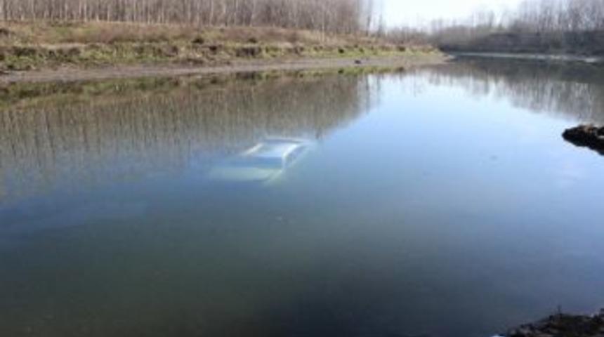 Otomobil Yeşilırmak&rsquo;a U&ccedil;tu: 2 Yaralı