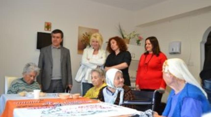 Edremit'te Huzurevi Sakinleri Sanatla Hayata Bağlanıyor