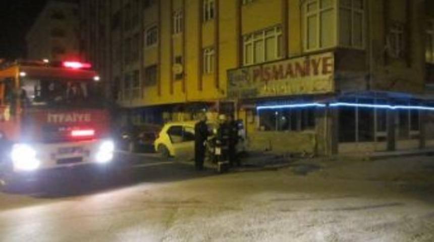 Otomobil Duvara &Ccedil;arptı: 1 &Ouml;l&uuml;, 1 Yaralı