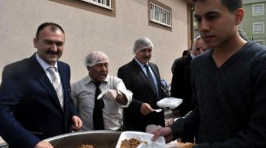 Milli Eğitim M&uuml;d&uuml;r&uuml; &Ouml;ğrencilere Etli Pilav İkram Etti