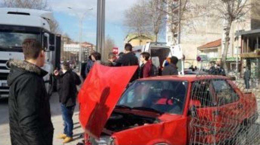 Otomobilin &Ccedil;arptığı Adam Yaralandı