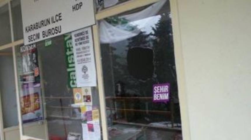 Karaburun Hdp B&uuml;rosuna Taşlı Saldırı!