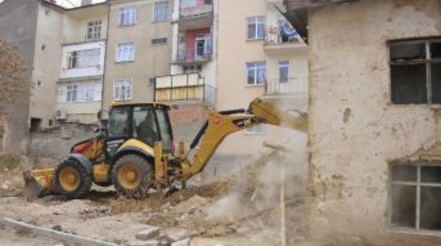 Karaman Belediyesi Metruk Binaları Yıkıyor