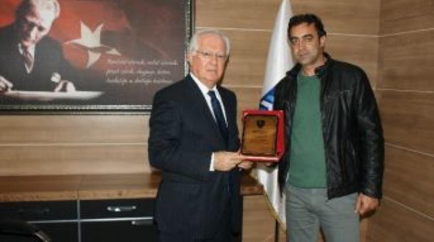 Master'lerden Başkan Uğur'a Plaket