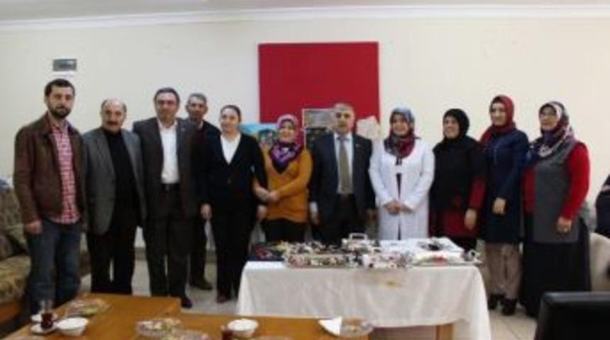 İğneler &Ccedil;i&ccedil;ek A&ccedil;tı