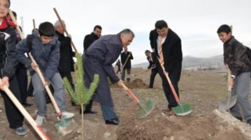 Melikgazi Belediyesi 3 Bin 500 Adet &Ccedil;am İle 2 Bin Adet Meyve Fidanını Toprakla Buluşturdu