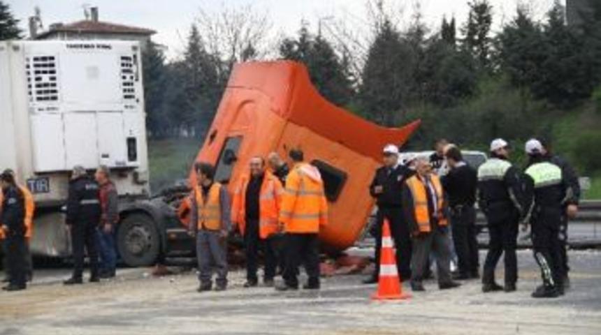 Fatih Sultan Mehmet Köprüsü'nde Tır Kazası