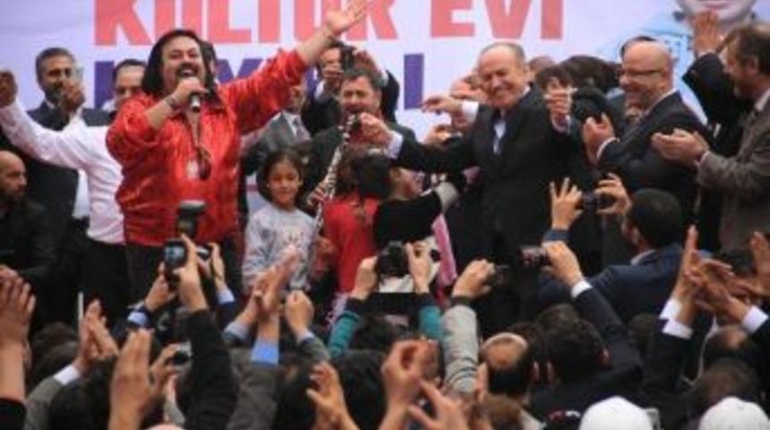 Kadir Topbaş'tan Roman K&uuml;lt&uuml;r Evi A&ccedil;ılışında &Ccedil;iftetelli Şov