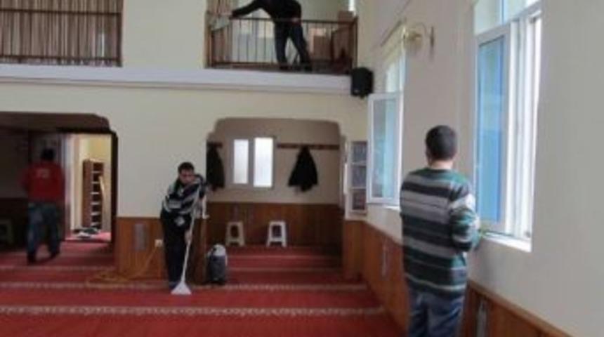 Edremit&rsquo;te &Ouml;zel Firma Camileri Temizliyor