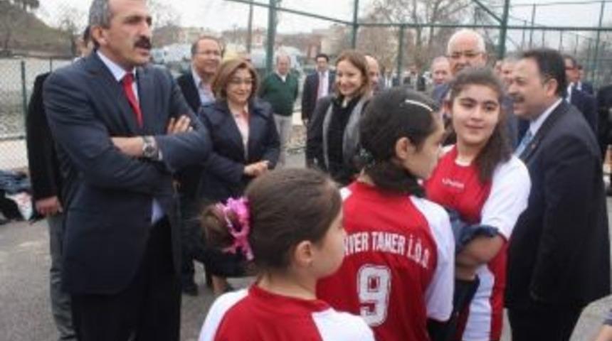 K&uuml;&ccedil;&uuml;k Tenis&ccedil;iler Kupalarını Aldı