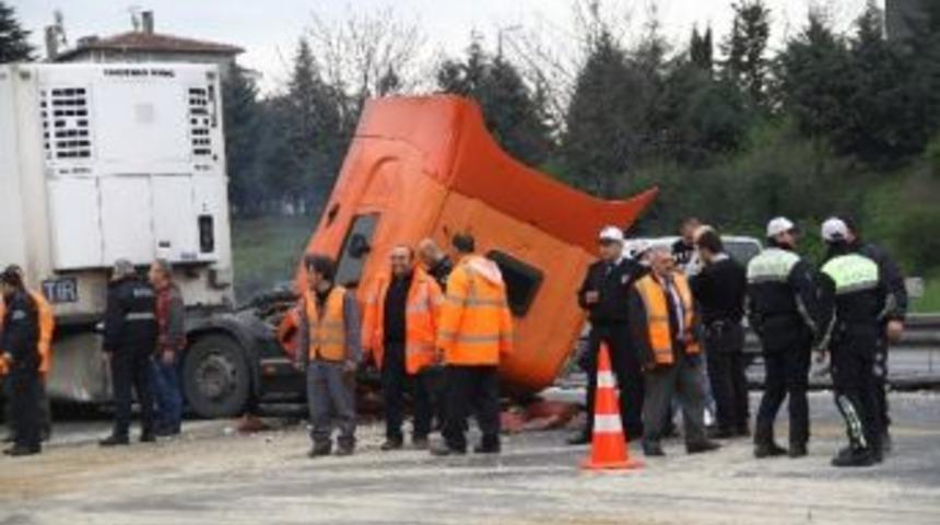 Fatih Sultan Mehmet K&ouml;pr&uuml;s&uuml;'nde Tır Kazası