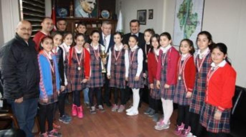 Bayan Voleybol Takımından G&uuml;lşen&rsquo;e Ziyaret