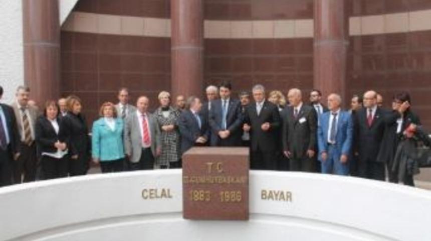 Uysal Bayar&rsquo;ın Mezarında