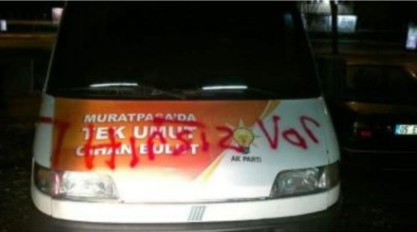 Ak Parti Adaylarının Afişlerine Spery Boyalı Saldırı