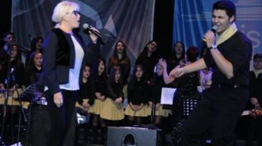 S&uuml;perstar Ajda Pekkan &Ccedil;ocuklarla Birlikte Şarkılarını Seslendirdi