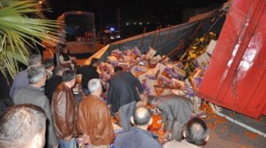 Narenciye Y&uuml;kl&uuml; Tır Yola Devrildi
