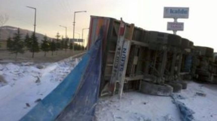 Niğde&rsquo;de Tır Devrildi 2 Kişi Yaralındı