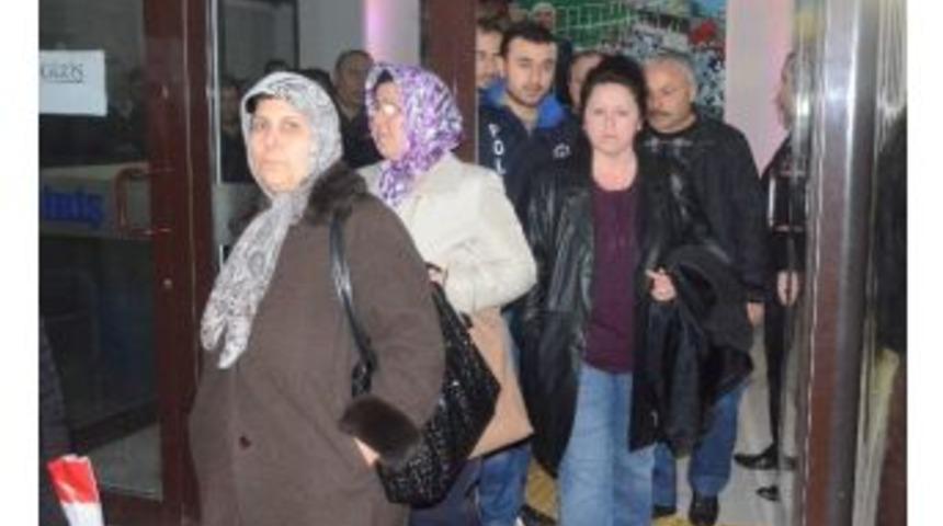 Minib&uuml;s&ccedil;&uuml;ler Belediyede 6 Saatlik Oturma Eylemi Yaptı