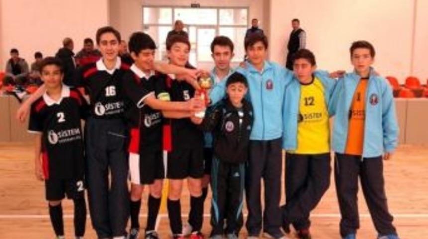 Mahmut Esat Ortaokulu Futsal Takımı &Uuml;&ccedil;&uuml;nc&uuml;l&uuml;kle D&ouml;nd&uuml;