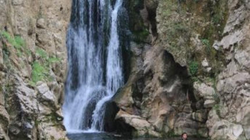 Mart Ayında Buz Gibi Şelalede Y&uuml;zd&uuml;