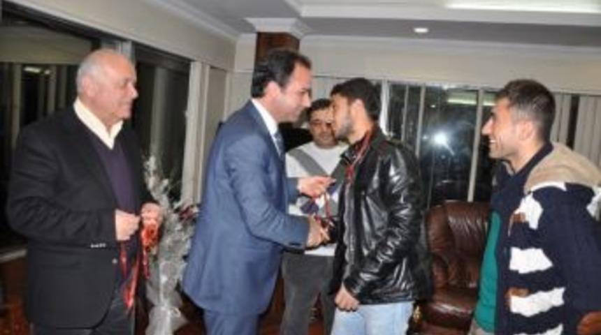 Kaymakam Erkan Sporcuları &Ouml;d&uuml;llendirdi