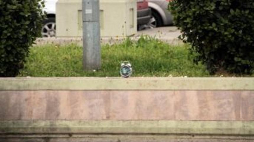 Cami &Ouml;n&uuml;nde &lsquo;saat'li Bomba Paniği