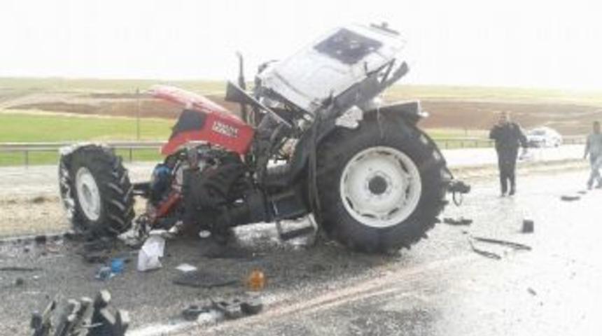 Tır Devrildi Taşıdığı Traktörler Yola Saçıldı