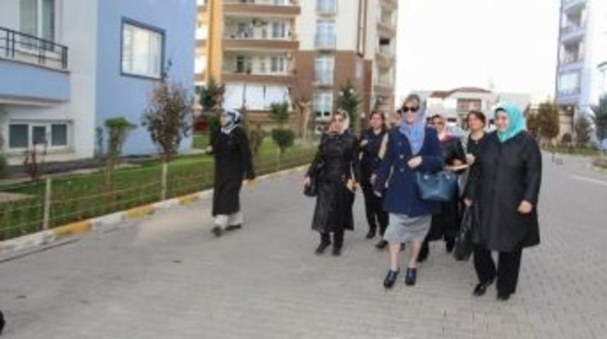 Ak Partili Kadınlardan Ev Ziyaretleri S&uuml;r&uuml;yor