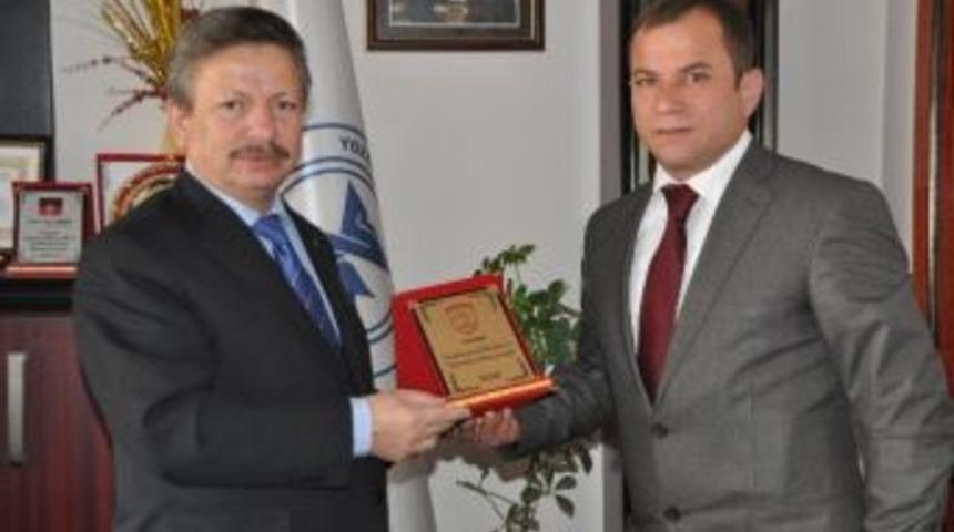 Yozgat Aksf&rsquo;den Belediye Başkanı Başer&rsquo;e Teşekk&uuml;r Plaketi