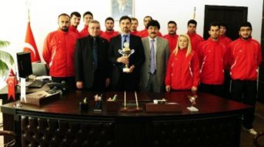 Rekt&ouml;r Vekili Erdil, Şampiyon Voleybolcuları Kutladı