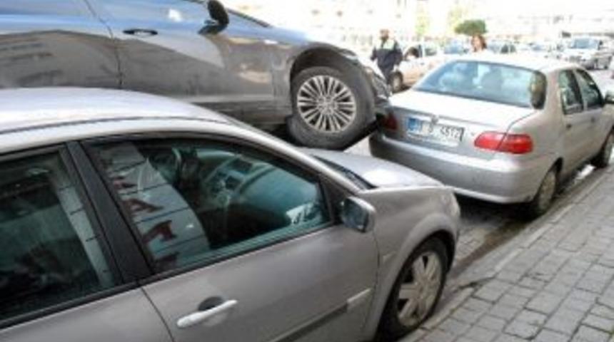 Virajı Alamayan Bayan S&uuml;r&uuml;c&uuml; Park Halindeki Ara&ccedil;ların &Uuml;zerine &Ccedil;ıktı