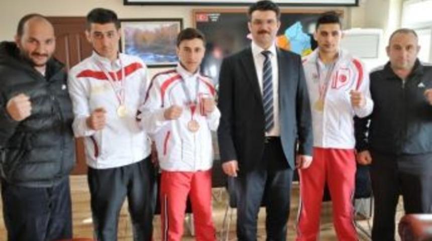 Şampiyon Boks&ouml;rlerden M&uuml;d&uuml;r Acar&rsquo;a Ziyaret