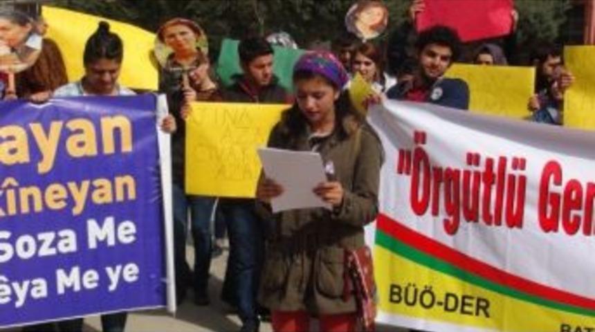 B&uuml; &Ouml;ğrencileri Kadına Şiddeti Protesto Etti