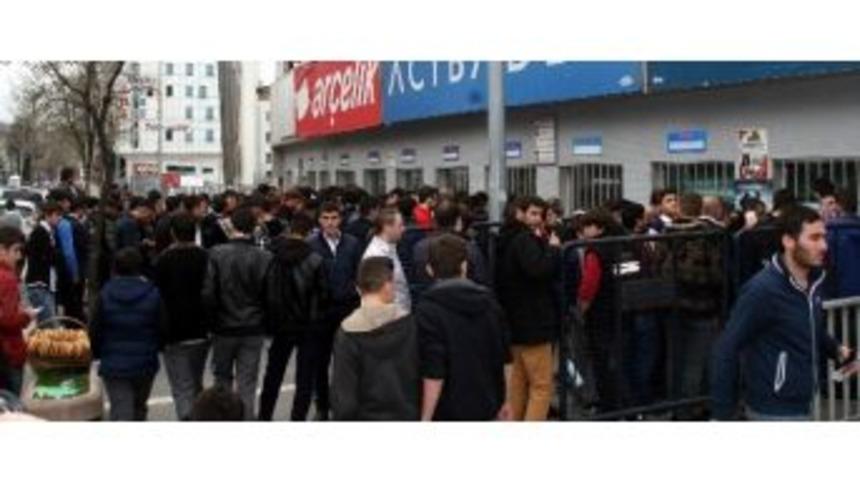 Bordo-mavili Taraftarlar, Fenerbah&ccedil;e Ma&ccedil;ına B&uuml;y&uuml;k İlgi G&ouml;steriyor